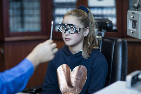 Girl doing eye test at optometrist - ZEF10590