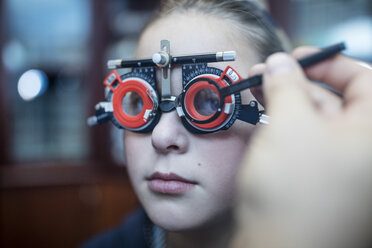 Girl doing eye test at optometrist - ZEF10595