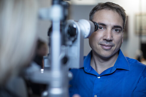 Optometrist macht Augentest mit Patient - ZEF10598