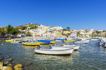 Italien, Pontinische Inseln, Ponza, Hafen - THAF01791