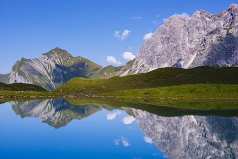 Deutschland, Bayern, Allgäu, Allgäuer Alpen, Oytal, Eissee, Berge Himmelhorn, Schneck und Himmeleck, Großer Wilder rechts, lizenzfreies Stockfoto