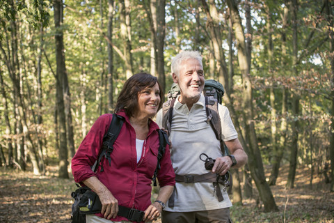 Älteres Paar beim Wandern in einem Wald, lizenzfreies Stockfoto