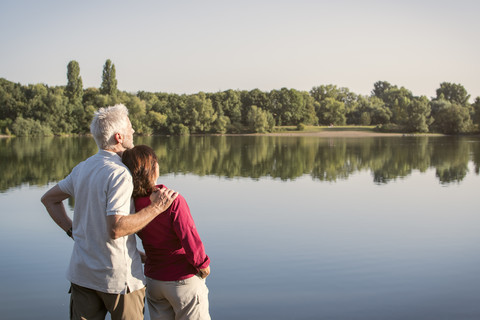 Seniorenpaar am See, lizenzfreies Stockfoto