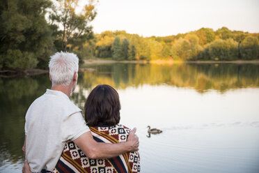 Älteres Paar an einem See mit Blick auf eine Ente - ONF01048