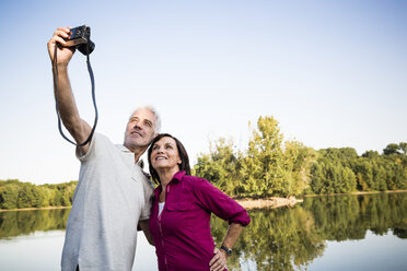 Älteres Paar an einem See, das ein Selfie macht - ONF01066