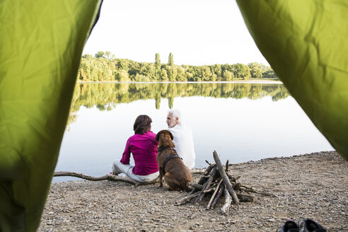 Älteres Paar zeltet mit Hund an einem See - ONF01077