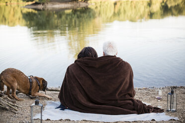Entspanntes Seniorenpaar mit Hund am See - ONF01090