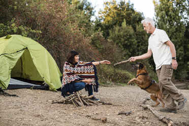 Älteres Paar mit Hund an einem Zelt - ONF01095