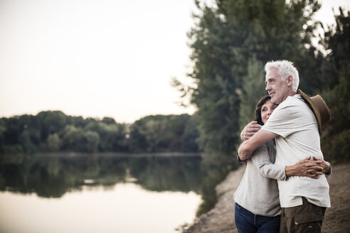 Älteres Paar umarmt sich am See - ONF01109