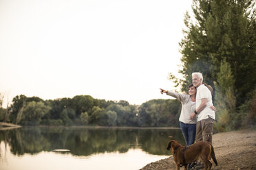 Älteres Paar mit Hund an einem See - ONF01110
