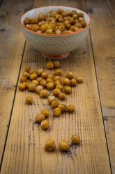 Bowl of roasted chickpeas on wood - LVF05395