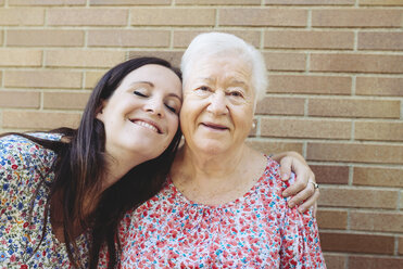Glückliche Enkelin, die ihre Großmutter umarmt - GEMF01119