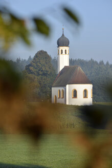 Deutschland, Bayern, Moorenweis, Kapelle St. Margareth in Weissenzell - GNF01370