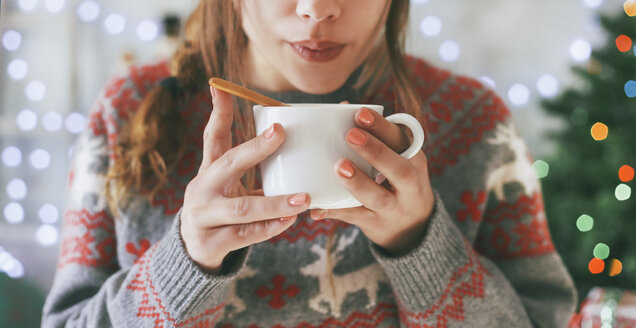 Frau mit Tasse Kaffee zur Weihnachtszeit, Nahaufnahme - RTBF00422