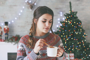 Porträt einer Frau mit einer Tasse Kaffee zur Weihnachtszeit - RTBF00423