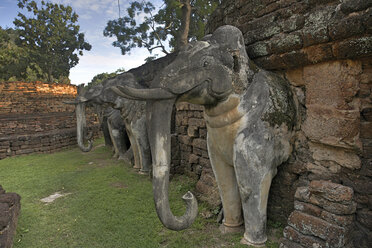 Thailand, Kamphaeng Phet, Ruinen von Chakangrao, Mauer mit Elefantenstatuen, UNESCO-Welterbe - ZCF00418