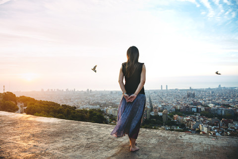 Spanien, Barcelona, Frau betrachtet Blick über die Stadt, lizenzfreies Stockfoto