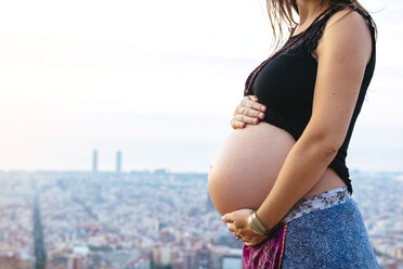Spanien, Barcelona, Schwangere Frau genießt den Blick über die Stadt - GEMF01136