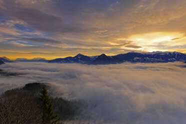 Austria, Tyrol, Wiesing, View from Kanzelkehre in foggy Inn Valley - GFF00782