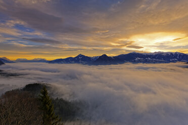 Österreich, Tirol, Wiesing, Blick von der Kanzelkehre ins neblige Inntal - GFF00782