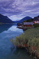 Österreich, Kärnten, Bootshäuser am Weissensee - GFF00786