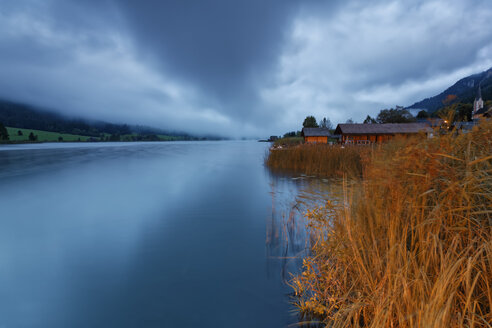 Österreich, Kärnten, Bootshäuser am Weissensee - GFF00787