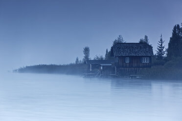 Österreich, Kärnten, Bootshäuser am Weissensee - GFF00789