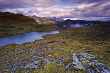 Österreich, Kärnten, Zweisee und Berge im Drautal - GFF00792