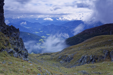 Österreich, Kärnten, Drautal in Wolken - GFF00793