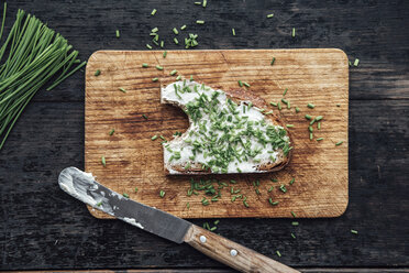 Gebuttertes Brot mit Schnittlauch auf dem Schneidebrett - IPF00335