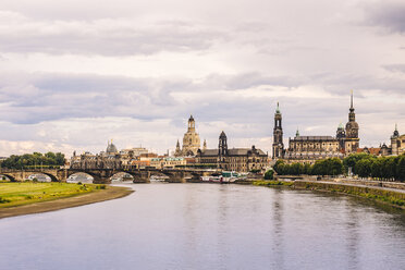 Deutschland, Sachsen, Dresden, historische Altstadt mit Elbe im Vordergrund - KRPF01882