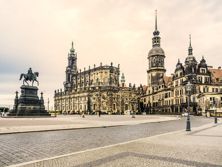 Deutschland, Sachsen, Dresden, Theaterplatz mit Johann-von-Sachsen-Statue, Dresdner Kathedrale und Hausmannsturm - KRPF01884