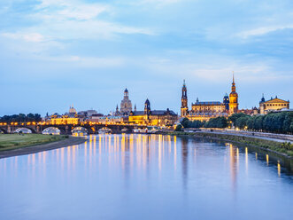 Deutschland, Sachsen, Dresden, historische Altstadt mit Elbe im Vordergrund am Abend - KRPF01886