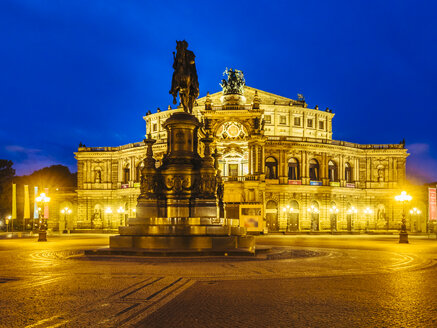 Deutschland, Sachsen, Dresden, Theaterplatz, Semperoper, Sächsische Staatsoper und Johann-von-Sachsen-Denkmal am Abend - KRPF01888