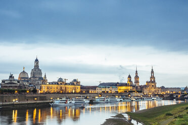 Deutschland, Sachsen, Dresden, historische Altstadt mit Elbe im Vordergrund am Abend - KRPF01891