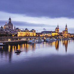 Deutschland, Sachsen, Dresden, historische Altstadt mit Elbe im Vordergrund am Abend - KRPF01892