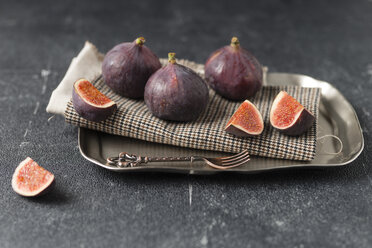 Whole and sliced figs - MYF01801