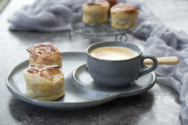 Apfelkuchen aus Filoteig in Rosenform mit einer Tasse Kaffee - SARF02971