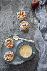 Apfelkuchen aus Filoteig in Rosenform mit einer Tasse Kaffee - SARF02974