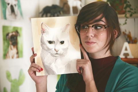 Porträt des Künstlers mit Aquarell einer Katze, lizenzfreies Stockfoto