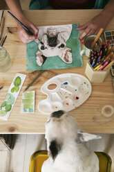 Frauenhand malt ein Aquarell einer französischen Bulldogge - RTBF00446