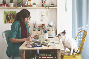 Künstlerin malt ein Aquarell ihrer französischen Bulldogge in ihrem Atelier - RTBF00449