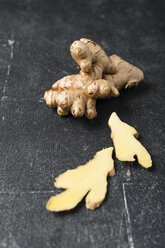 Ginger root, halved and whole - MYF01806