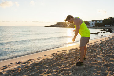 Spanien, Mallorca, Jogger mit Wasserflasche am Strand - DIGF01365