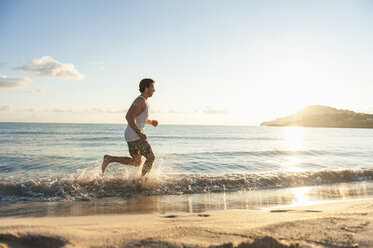 Spanien, Mallorca, Jogger am Strand am Morgen - DIGF01370