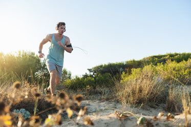 Spanien, Mallorca, Jogger in den Dünen bei Sonnenaufgang - DIGF01378