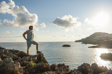 Spanien, Mallorca, Sportler an der Felsenküste am Morgen - DIGF01386