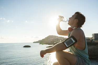 Spanien, Mallorca, Jogger mit Wasserflasche in der Sonne - DIGF01394