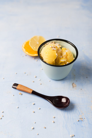 Zitronen-Orangen-Eiscreme mit gepopptem Quinoa, lizenzfreies Stockfoto