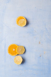 Lemon and orange slices on blue background - MYF01814